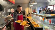 Hochbetrieb im Veddel Diner. Senad Dulic und sein Koch Mirko wechseln jeden Tag den Mittagstisch.