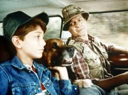 Gemeinsam mit ihrem Hund Boomer wollen Harvey (Jim Edgcomb, r.) und Larry (Matt Norero, l.) einen Campingurlaub machen.