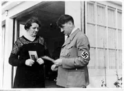 Angela Raubal zusammen mit Ihrem Halbbruder Adolf Hitler. Eine Kennzeichnung unmittelbar am jeweiligen Foto, die auf den Ablauf der Frist zur Nutzung hinweist, muss unbedingt angebracht werden.