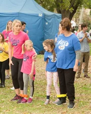 (v.l.n.r.) Chloe Brown Mueller (Jessica St. Clair); Penny (Sydney Brower); Anna-Kat (Julia Butters); Katie (Katy Mixon)