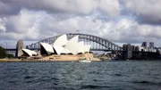 Die Oper und Harbour Bridge in Sydney.