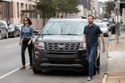Special Agent Hannah Khoury (Necar Zadegan, l.); Forensiker Sebastian Lund (Rob Kerkovich, r.)