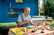 Peter (Peter Lustig) hat sich eine Minikuh gebaut, weil es keine zu kaufen gibt.