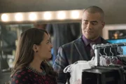 Eine ganz besondere Herausforderung für Chunk (Chris Jackson, r.): Isabella (Yara Martinez, l.) soll im Prozess menschlich aussehen. Doch das ist gar nicht so einfach ...