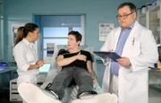 Boris Roth (Leonard Carow, mi.), ein bekannter Internetstar, kommt mit Herz-Kreislaufbeschwerden in die Sachsenklinik. Oberschwester Arzu Ritter (Arzu Bazman, li.) erkennt ihn sofort, Hans-Peter Brenner (Michael Trischan, re.) dagegen nicht.