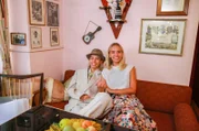 Im 50er-Jahre-Museum Büdingen sind Lisa und Lena froh, dass Frauen heute viel selbstbestimmter leben können. In den letzten 70 Jahren hat sich viel in Sachen Gleichberechtigung getan.