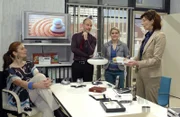 Unter dem Einfluss der Tabletten ist Anna voller Tatendrang ... v.l.n.r.: Natascha (Franzika Matthus), Gerrit (Lars Löllmann), Anna (Jeanette Biedermann), Steffi (Karin Kienzer)