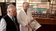 Joachim Framm (Senior) und Joachim Framm (Junior) betrachten ein Bild ihrer Vorfahren.