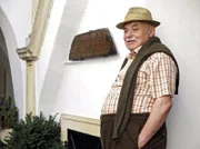 Eduard Stickler (Heinrich Schweiger) hat sein Weingut verpachtet und führt das Gasthaus am Hauptplatz.