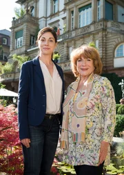 Seniorchefin Hermine Kramer (Hannelore Hoger) und Tochter Annette (Ulrike C. Tscharre) geraten regelmäßig aneinander.