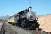 So ähnlich sah es schon vor hundert Jahren in der Sierra Nevada aus, als der tägliche Personenzug der Virginia & Truckee Railroad von der Hauptstadt Carson City in die berühmte Goldgräberstadt Virginia City bereitgestellt wurde. Dampflok 18.