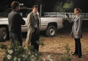 Brennan (Emily Deschanel, re.) und Agent Booth (David Boreanaz, Mi.) befragen den Ex-Freund des Opfers, Chris Fife (Cameron Bender). Chris leugnet, etwas mit dem Tod von Daniel zu tun zu haben.