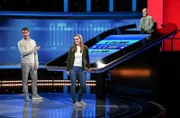 ARD GEFRAGT - GEJAGT FOLGE 752, "Alexander Bommes präsentiert beliebtes Quizformat", am Dienstag (28.05.24) um 16:15 Uhr im ERSTEN. Moderator Alexander Bommes (l.) mit der Kandidatin Michelle Groß (M.) und dem Jäger Klaus Otto Nagorsnik (r.).