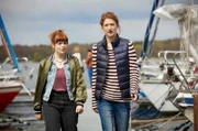 Karla Fähsicke (Lola Klamroth, l.) erklärt Tilly Vogel (Sina Reiß, r.), dass ihre Steganlage völlig intakt war.