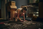 Norah Richter (Deleila Piasko) ist wie im Wahn. Sie muss ihre Gedanken ordnen und kritzelt einfach alles auf den Boden ihrer Wohnung.