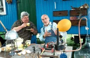 Peter (Peter Lustig, r.) hat seine eigene Biogasanlage gebaut. Sogar den Tee für Nachbar Paschulke (Helmut Krauss, l.) hat er damit zubereitet.