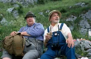 Endlich eine Rast bei der Wanderung zur Bergspitze in den Alpen. Herr Paschulke (Helmut Krauss) denkt gleich ans Essen, aber Peter (Peter Lustig) macht Paschulke (Helmut Krauss) auf die wunderbare Pflanzen- und Tierwelt aufmerksam.