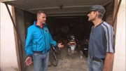 Ralf ist Flohmarkt-Experte. Seit Jahren kauft er günstigen Trödel, um ihn mit Gewinn auf den Märkten weiterzuverkaufen. Sein Ziel war es, seinem Sohn Justin ein erfolgreiches Geschäft zu vererben. v.l: Andy, Ralf