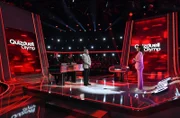 Quizmasterin Esther Sedlaczek (r.) mit den Kandidat:Innen des Teams "Schweiger": Der Schauspielerin Luna Schweiger (l.) und ihrem Vater, dem Schauspieler Til Schweiger (2.v.l.), sowie dem Quizprofi Eckard Freise (M.).