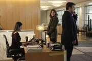Die Rezeptionistin (Jae Jung, l.) der "Universal Banking Solutions? empfängt Castle (Nathan Fillion, r.) und Beckett (Stana Katic, M.). Noch ahnen sie nicht, dass der Besuch eine plötzliche Wendung nehmen wird ...