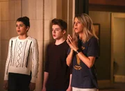 Als Mick (Kaitlin Olson, r.) mit ihren Ziehkindern Chip (Thomas Barbusca, M.) und Sabrina (Sofia Black-D'Elia, l.) auf Albas Rückkehr wartet, passiert etwas Unerwartetes ...