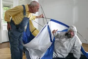 Herr Paschulke (Helmut Krauss, r.) braucht Peter (Peter Lustig, l.) zum Aufbau seines Staubabwehr-Zeltes.