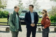 Micha Oberländer (Matthias Koeberlin, l.), Thomas Komlatschek (Hary Prinz, 2.v.l.) und Luisa Hoffmann (Alina Fritsch, r.) sprechen über den Fall.