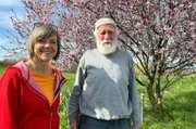 Annette Krause und Hartmut Gaebele im Rosenpark Mössingen.