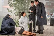 Eine ältere Dame in einem eleganten Kostüm wurde hinter dem beliebten Ausflugslokal Bergblick tot aufgefunden. Dr. Bitterling erklärt die mutmaßliche Todesursache. V.l.n.r. Jerry Paulsen (Peter Marton), Leiche (Komparsin), Sonja Bitterling (Genoveva Mayer), Max Ruffer (Nepo Fitz), Benedikt Beissl (Andreas Giebel)