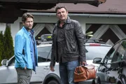 Dr. Martin Gruber (Hans Sigl, r.) möchte die Frau von Michael Fischer (Bert Tischendorf, l.) nochmals untersuchen.