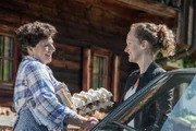 Lisbeth Gruber (Monika Baumgartner, l.) freut sich über das Wiedersehen mit Marie (Marie-Christine Friedrich, r.).