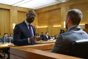 Ziemlich selbstsicher und theatralisch wie immer vertritt sich Anwalt Jules Caffrey (Isaiah Washington, l.) selbst vor Gericht - ob das wirklich eine kluge Entscheidung war?