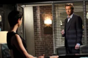 Als im Yachthafen von South Beach der Inhaber der Datingagentur "Symphony" John Flynn erschossen aufgefunden wird, beginnt Patrick Jane (Simon Baker, r.) sofort mit den Ermittlungen und stößt dabei auf Flynns Witwe Erica (Morena Baccarin, l.). Doch ist sie wirklich die Mörderin?