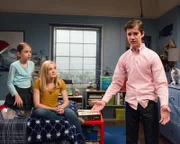(v.li.): Julia Butters (Anna-Kat Otto), Meg Donnelly (Taylor Otto), Daniel DiMaggio (Oliver Otto).