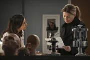 Schwestern und Forscherinnen, v.li.: Caterina Scorsone als Dr. Amelia Shepherd, Ellen Pompeo als Dr. Meredith Grey