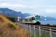 Dieselelektrischer Triebwagen Normalspur auf dem Weg nach Diakopto.