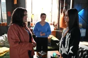 Charlotte "Charlie" (Shaolyn Fernandez, r.) will die Anschuldigungen nicht glauben. Links Hanna (Sarah Victoria Schalow), hinten Lucie (Julia Wiedemann)