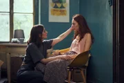 Norah (Deleila Piasko, l.) kann es kaum ertragen, wie sehr Grimms Ex-Freundin Emma Mertens (Roxane Duran, r.) sie an ihre Jugendfreundin Valerie erinnert...