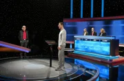 Moderator Alexander Bommes (M.) mit den Kandidat:innen: Elmar Hilgers (l.), Michelle Groß (3.v.r.), Tim Hoferichter (2.v.r.) und Anja Bublitz (r.).