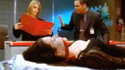 Die Prostituierte Jocelyn (Kim Director, liegend) wird tot in einer sargähnlichen Kiste gefunden. Goren (Vincent D'Onofrio) und Eames (Kathryn Erbe) ermitteln.