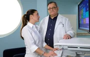 Arzu Ritter (Arzu Bazman) glaubt, dass ihr Mann Philipp Brentano sauer auf sie ist; Hans-Peter Brenner (Michael Trischan) weiß von der Aufgabe, die der Paartherapeut den Beiden gestellt hat. Er rät Arzu, lieber miteinander zu reden, statt heimlich die Notizen des Anderen zu lesen.