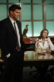 Ein toter Ghostwriter, der durch eine Überflutung aus dem U-Bahn-Tunnel-System gespült wurde, gibt Booth (David Boreanaz) und Brennan (Emily Deschanel) Rätsel auf.