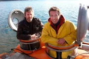 ARD/BR WILLI WILLS WISSEN, "Wie taucht das U-Boot auf und ab?", am Sonntag (20.07.14) um 07:10 Uhr im ERSTEN. Willi (rechts) mit dem U-Bootbauer Thomas Breinig. Zusammen gehen die beiden "Boot unter" am Helenesee. Mehr Bildmaterial finden Sie unter www.br-foto.de.