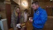 Von links: Bettina und Monika präsentieren Trödelexperte Andreas Bierschock die Taschenuhren.