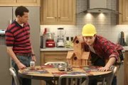 Stolz präsentiert Walden (Ashton Kutcher, r.), was er handwerklich so alles geleistet hat, doch selbst Alan (Jon Cryer, l.), der auch nicht gerade ein Baumarkt-Fan ist, scheint wenig überzeugt ...