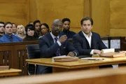 Bull (Michael Weatherly, r.) nutzt den Hang seines Klienten Jules Caffrey (Isaiah Washington, vorne l.), im Gerichtssaal sehr theatralisch aufzutreten und lässt ihn sich selbst verteidigen. Doch war das wirklich eine gute Idee?