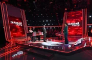 Moderatorin Esther Sedlaczek (r.) mit den Kandidaten des Teams "Prochnow": Schauspielerin Verena Wengler Prochnow (l.) und Schauspieler Jürgen Prochnow (2.v.l.), sowie dem Quiz-Profi Thorsten Zirkel (M.).