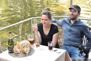 Christian (r.) beschließt, Emily (l.) endlich einen Antrag zu machen. Bei einem romantischen Abendessen soll der sündhaft teure Ring in ihrem Dessert versteckt werden. Doch plötzlich taucht Muriel auf und isst Emilys Nachtisch ...