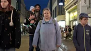 Sandra unternimmt gemeinsam mit ihrer Familie eine Shoppingtour. Dabei soll ihr vor allem Tochter Cindy (li.) als Beraterin zur Seite stehen.