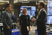 Können Bull (Michael Weatherly, r.) und Marissa (Geneva Carr, M.) John Philips (l.) mit der richtigen Verteidigungsstrategie helfen, die Geschworenen auf seine Seite zu ziehen?